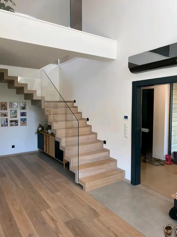 Helle Holztreppe mit Glasgeländer – Referenzprojekt