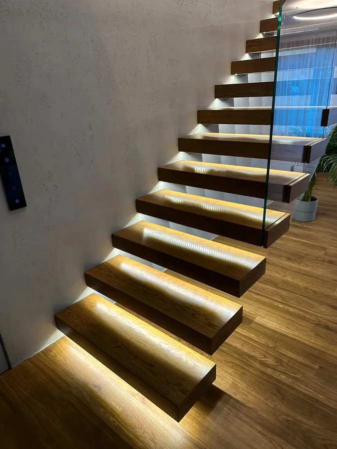 Freitragende Holztreppe mit LED-Beleuchtung – Referenzprojekt
