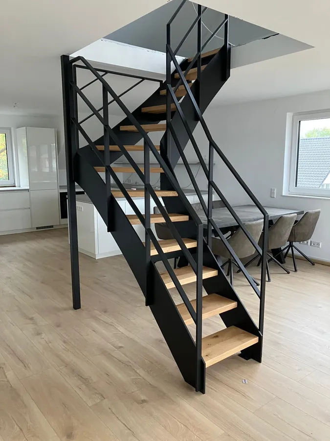 Kompakte Stahltreppe mit Holzstufen – Referenzprojekt