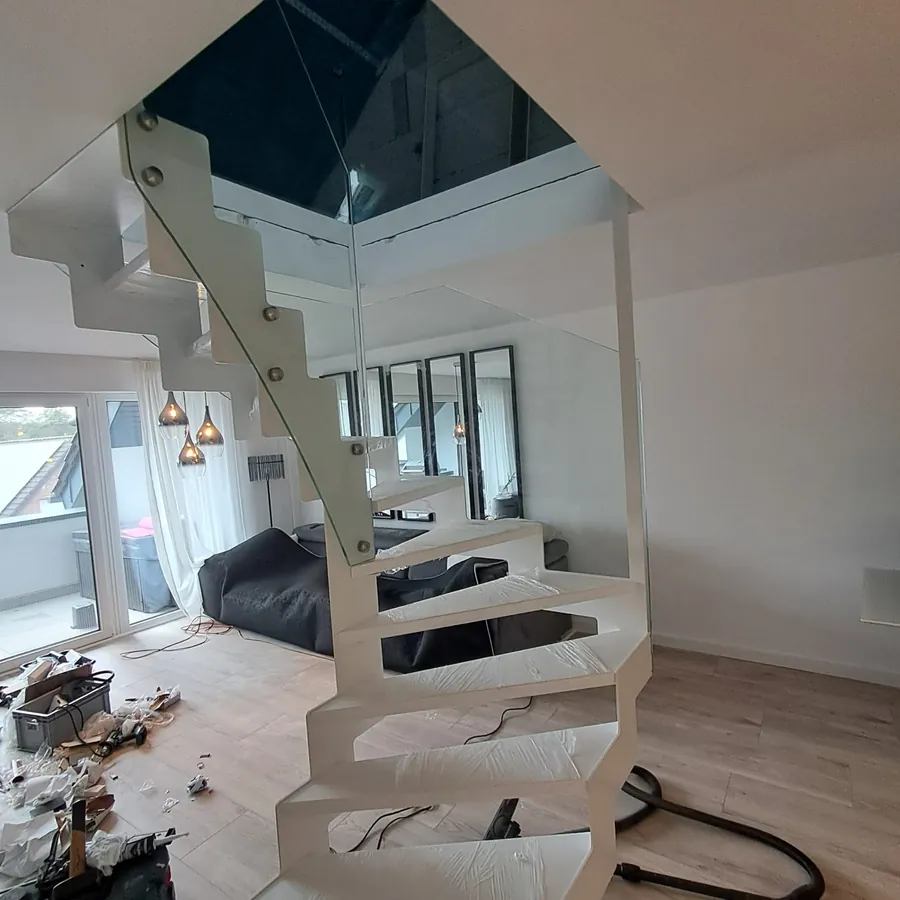Weiße Faltwerktreppe mit Glasgeländer im Wohnraum – Referenzprojekt