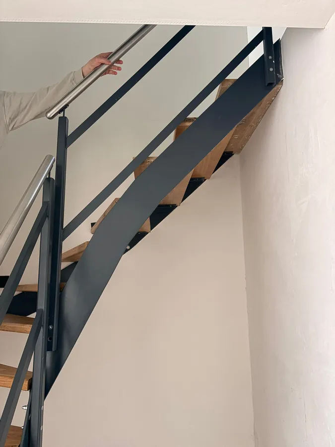 Gerade Stahltreppe mit Holzstufen und Handlauf – Referenzprojekt