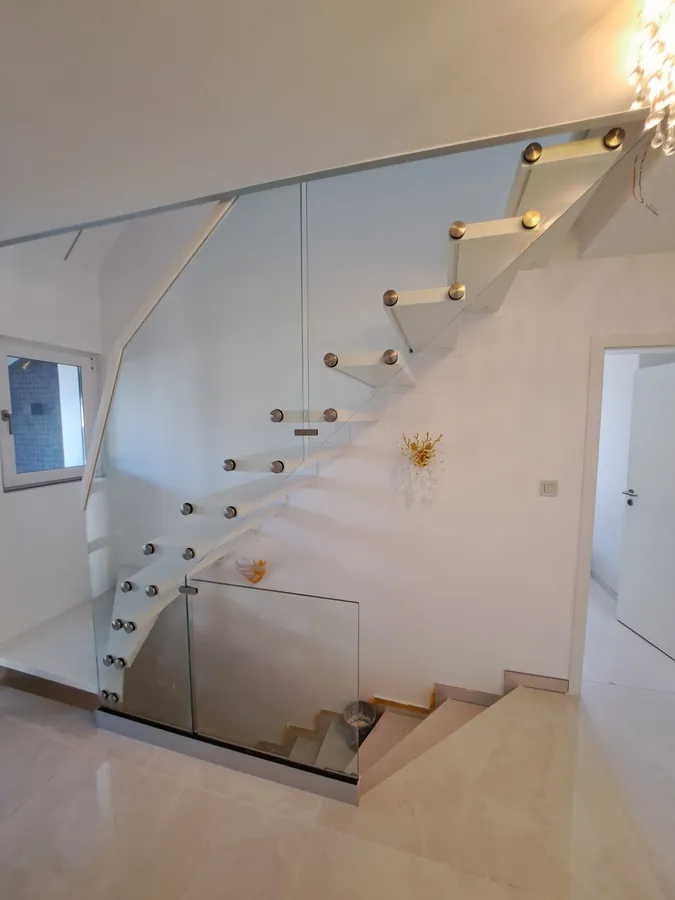 Weiße Treppe mit Glasgeländer und Galerie – Referenzprojekt