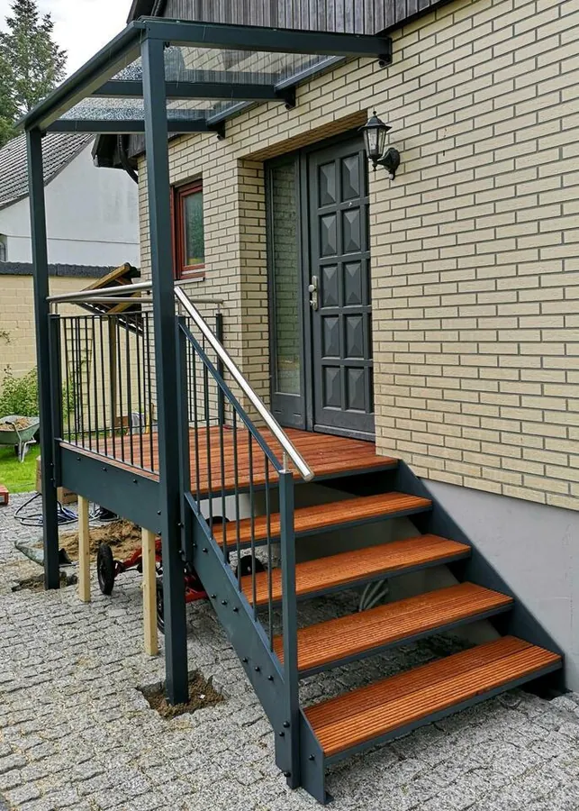 M-01: Außentreppe aus Stahl mit Holzstufen – Referenzprojekt