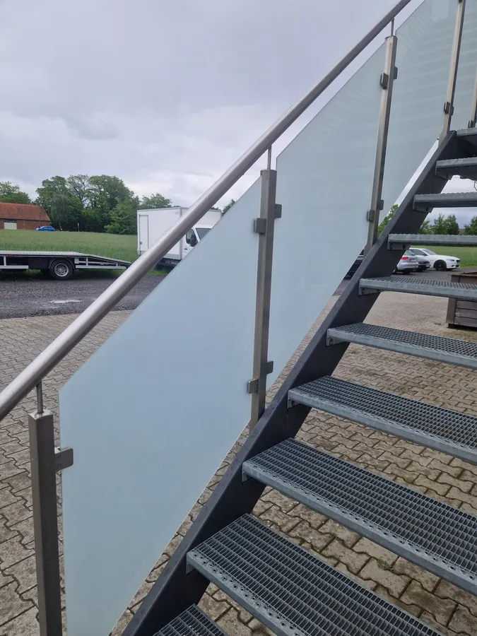 M-03: Außentreppe aus Stahl mit satiniertem Glasgeländer – Referenzprojekt