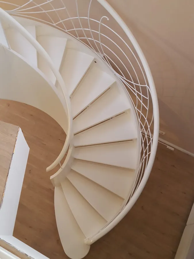 M-08: Weiße Spindeltreppe mit Ziergeländer – Referenzprojekt