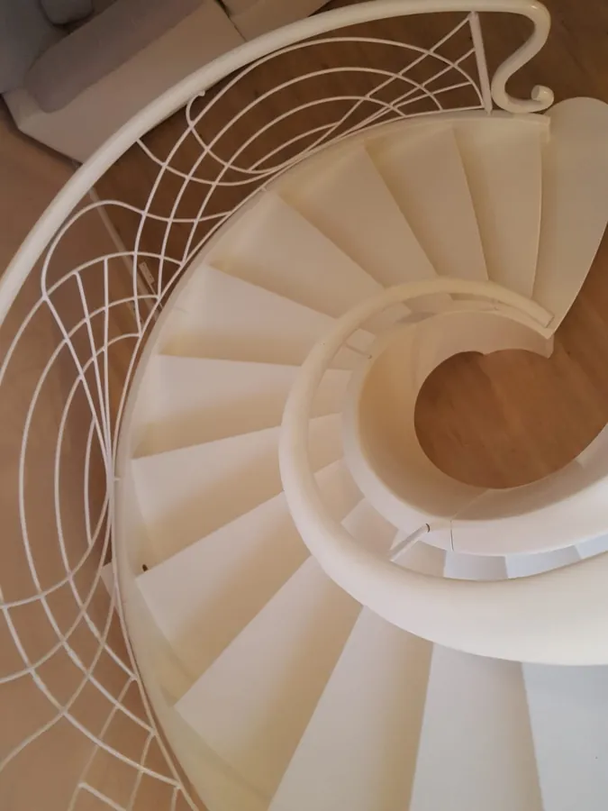 M-09: Weiße Wendeltreppe mit Ziergeländer – Referenzprojekt