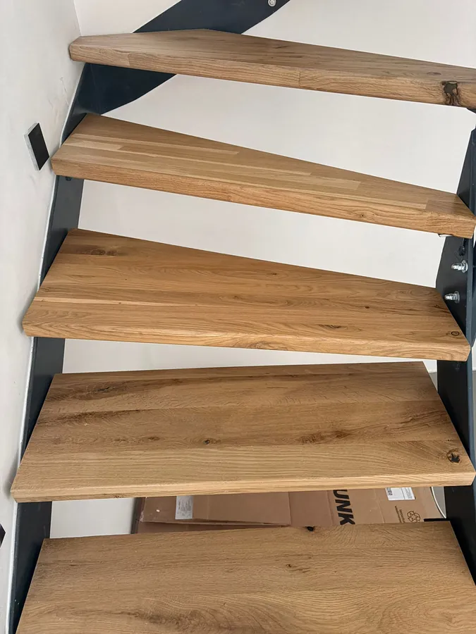 M-11: Stahltreppe mit Holzstufen im Detail – Referenzprojekt
